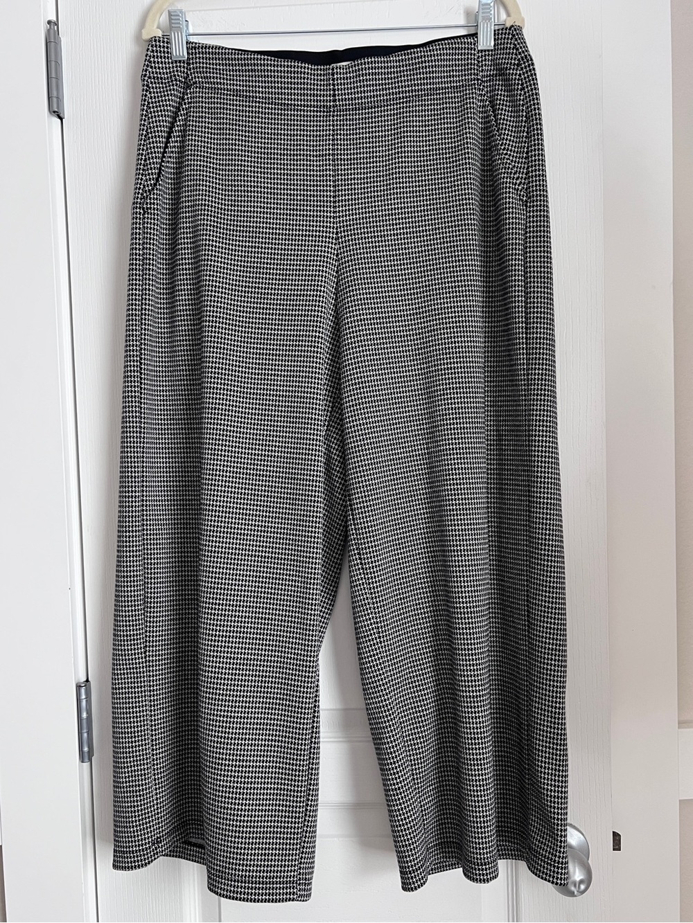 Max Studio Black & White Micro-Houndstooth Wide Leg Cropped Pants - Size Large